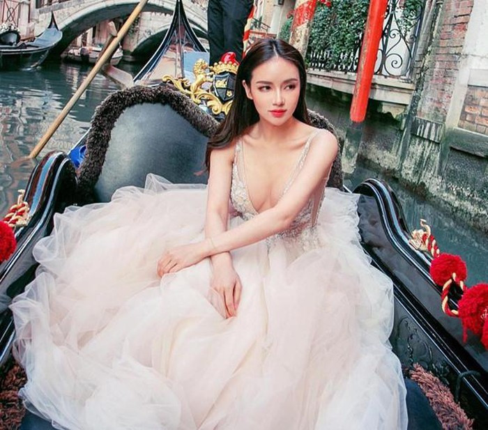 Dàn ái nữ được cưng chiều của các ông chủ CLB bóng đá ảnh 1