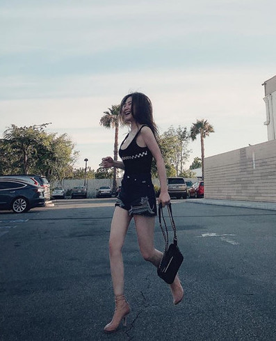 Rũ bỏ phong cách gợi cảm, Hương Tràm chuộng gu thời trang cá tính phóng khoáng ảnh 3 Empty