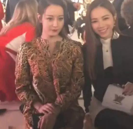 Tham gia show thời trang nhưng Địch Lệ Nhiệt Ba bị chê giống sản phụ, truyền thông quốc tế gọi là khách mời vô danh ảnh 4