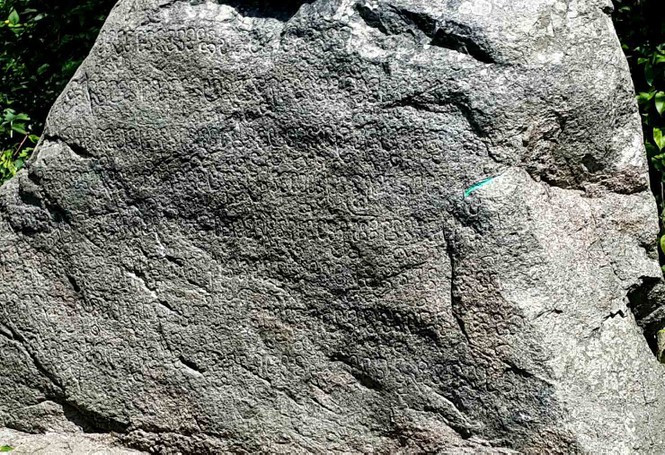 Giải mã dòng ký tự lạ khắc trên bia đá cổ ở Gia Lai ảnh 2 Giải mã dòng ký tự lạ khắc trên bia đá cổ ở Gia Lai ảnh 2