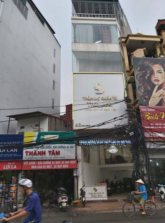 Hà Nội: Hút mỡ bụng để nâng ngực tại thẩm mỹ viện "chui", cô gái co giật, ngất xỉu ảnh 2 Hà Nội: Hút mỡ bụng để nâng ngực tại thẩm mỹ viện "chui", cô gái co giật, ngất xỉu ảnh 2