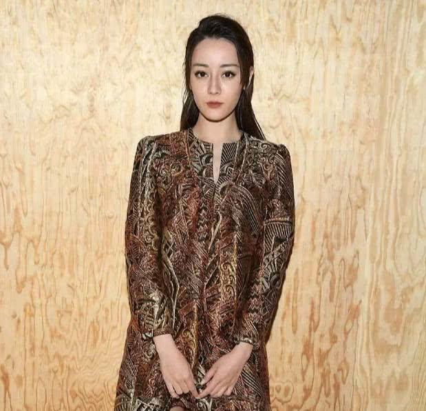 Tham gia show thời trang nhưng Địch Lệ Nhiệt Ba bị chê giống sản phụ, truyền thông quốc tế gọi là khách mời vô danh ảnh 2