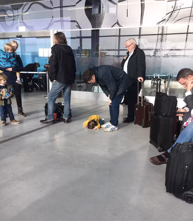 Cười ngất với 20 câu chuyện "kể xấu" con của các ông bố bà mẹ bởi 1001 lý do khóc "siêu vớ vẩn" của trẻ - Ảnh 1.