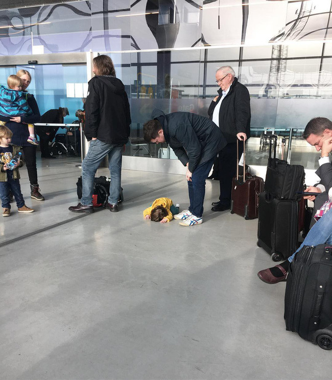 Cười ngất với 20 câu chuyện &quot;kể xấu&quot; con của các ông bố bà mẹ bởi 1001 lý do khóc &quot;siêu vớ vẩn&quot; của trẻ - Ảnh 1.