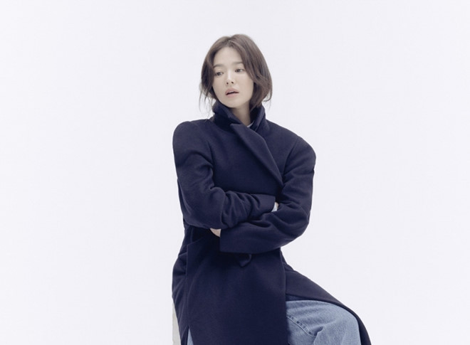 Song Hye Kyo đang du học tại Mỹ. Truyền thông Trung Quốc đưa tin người hâm mộ đã nhìn thấy Song Hye Kyo xuất hiện tại văn phòng đăng ký lớp học của trường New York Academy of Art. Song Hye Kyo tro lai mang xa hoi voi loat anh moi sau ly hon hinh anh 4