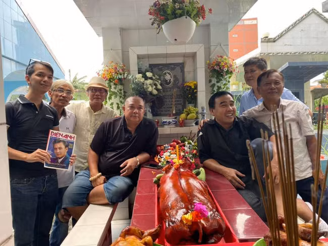 23 năm ngày mất nghệ sĩ Lê Công Tuấn Anh, nghệ sĩ Quyền Linh ngậm ngùi: Tóc ai cũng điểm bạc hết rồi chỉ còn mỗi tóc bạn là còn mãi xanh - Ảnh 3.