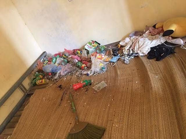 Đi kiểm tra phòng trọ cho thuê, chủ nhà sốc khi chứng kiến cảnh tượng khủng khiếp mà nữ sinh viên bày ra ảnh 3 Giường ngủ hay bãi rác?