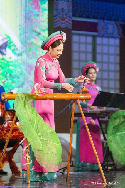 Nghệ sỹ ưu tú Nguyễn Thị Lệ Giang với màn trình diễn đàn BầuViệt Nam . Nghệ sỹ ưu tú Nguyễn Thị Lệ Giang với màn trình diễn đàn BầuViệt Nam .