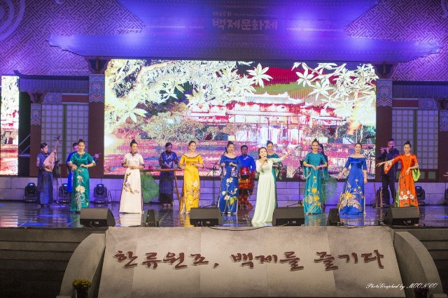 Ca sỹ Lan Anh cùng phần giới thiệu Áo dài Việt Nam Ca sỹ Lan Anh cùng phần giới thiệu Áo dài Việt Nam