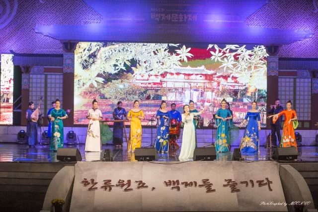 Ca sỹ Lan Anh cùng phần giới thiệu Áo dài Việt Nam