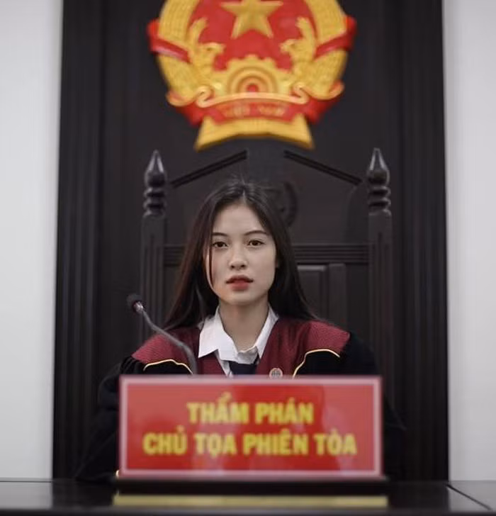 Xiêu lòng nhan sắc của nữ chủ tọa Học viện Tòa án ảnh 2