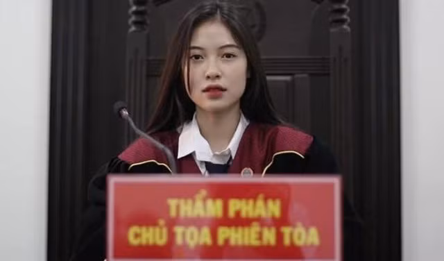 Khoảnh khắc xinh đẹp của Mỹ Nhi tại buổi diễn án ở Học viện Tòa án ngày 1/10.