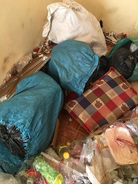 Đi kiểm tra phòng trọ cho thuê, chủ nhà sốc khi chứng kiến cảnh tượng khủng khiếp mà nữ sinh viên bày ra ảnh 2 Rác rưởi được vứt chung với chăn gối…