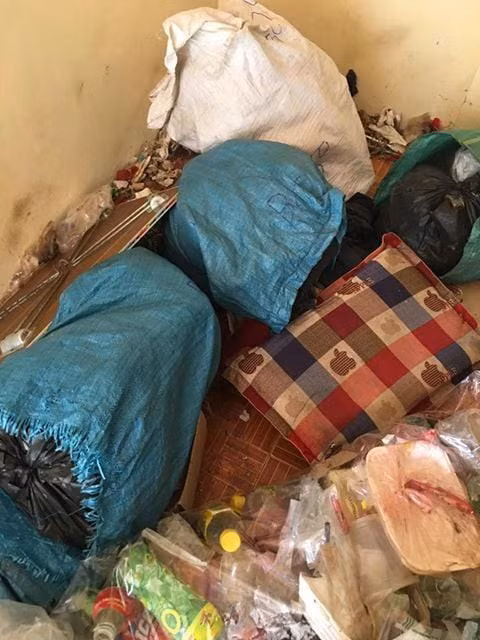 Đi kiểm tra phòng trọ cho thuê, chủ nhà sốc khi chứng kiến cảnh tượng khủng khiếp mà nữ sinh viên bày ra ảnh 2 Rác rưởi được vứt chung với chăn gối…