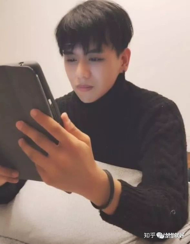 Hẹn hò online gần 1 năm cô gái "sốc toàn tập" vì crush quá đẹp trai, khác xa ảnh trên mạng ảnh 3 Hẹn hò online gần 1 năm, cô gái mừng như vớ được vàng vì bạn trai quá đẹp khác xa ảnh trên mạng-3