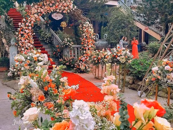 Choáng trước ngày ăn hỏi của Rich kid Hà Nội: Cô dâu vàng đeo đầy người, hoa tươi tràn ngập, đáng chú ý nhất là lời tiết lộ về xuất xứ của hoa trong buổi lễ - Ảnh 6.