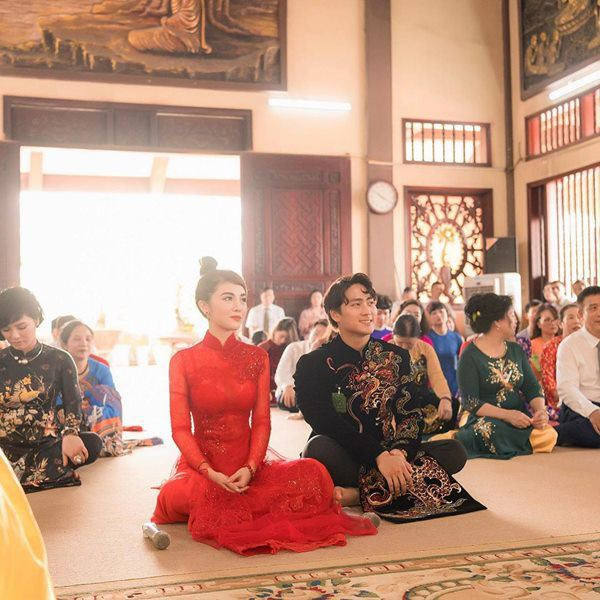 Choáng trước ngày ăn hỏi của Rich kid Hà Nội: Cô dâu vàng đeo đầy người, hoa tươi tràn ngập, đáng chú ý nhất là lời tiết lộ về xuất xứ của hoa trong buổi lễ - Ảnh 9. Choáng trước ngày ăn hỏi của Rich kid Hà Nội: Cô dâu vàng đeo đầy người, hoa tươi tràn ngập, đáng chú ý nhất là lời tiết lộ về xuất xứ của hoa trong buổi lễ - Ảnh 9.