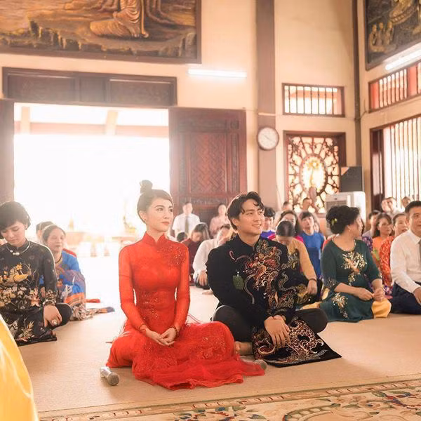 Choáng trước ngày ăn hỏi của Rich kid Hà Nội: Cô dâu vàng đeo đầy người, hoa tươi tràn ngập, đáng chú ý nhất là lời tiết lộ về xuất xứ của hoa trong buổi lễ - Ảnh 9.