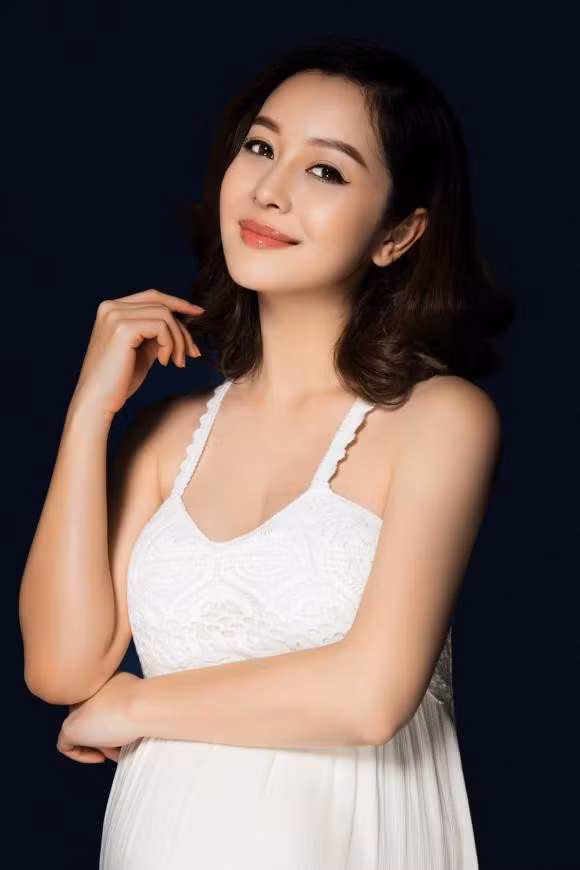 Mang thai lần 4, Hoa hậu Jennifer Phạm vẫn quyến rũ ở tháng thứ 6 thai kì - Ảnh 2.