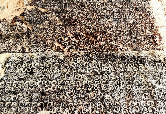 Giải mã dòng ký tự lạ khắc trên bia đá cổ ở Gia Lai ảnh 3 Giải mã dòng ký tự lạ khắc trên bia đá cổ ở Gia Lai ảnh 3