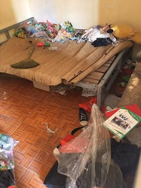 Đi kiểm tra phòng trọ cho thuê, chủ nhà sốc khi chứng kiến cảnh tượng khủng khiếp mà nữ sinh viên bày ra ảnh 1 Thật khó tin đây là căn phòng của sinh viên nữ.