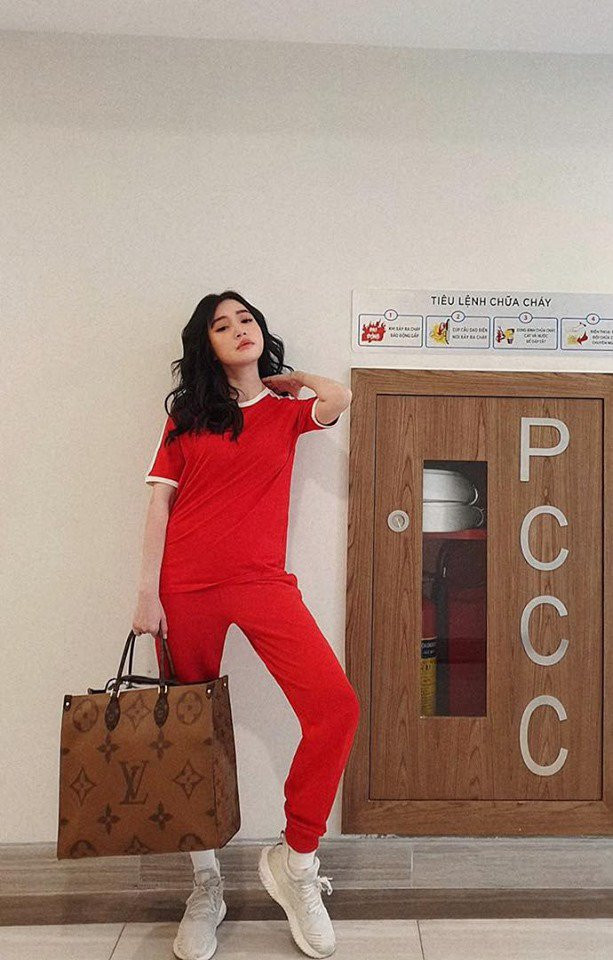 Mặc kín đáo, Elly Trần vẫn đủ quyến rũ, gợi cảm ảnh 3 elly-tran-an-mac-kin-dao-van-cu-quyen-ru-tot-cung-the-nay-68356616_2429998320414744_7312571860305051648_n-1570168176-760-width613height960