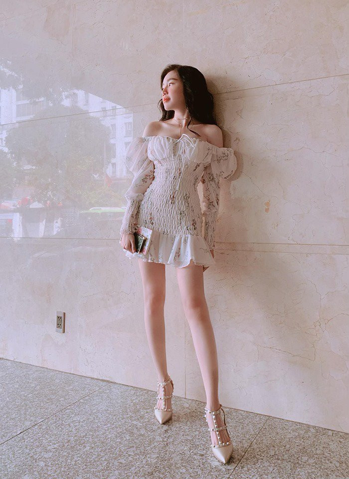 Mặc kín đáo, Elly Trần vẫn đủ quyến rũ, gợi cảm ảnh 2 elly-tran-an-mac-kin-dao-van-cu-quyen-ru-tot-cung-the-nay-70203183_2473307952750447_6596504647744094208_n-1570168176-860-width700height960