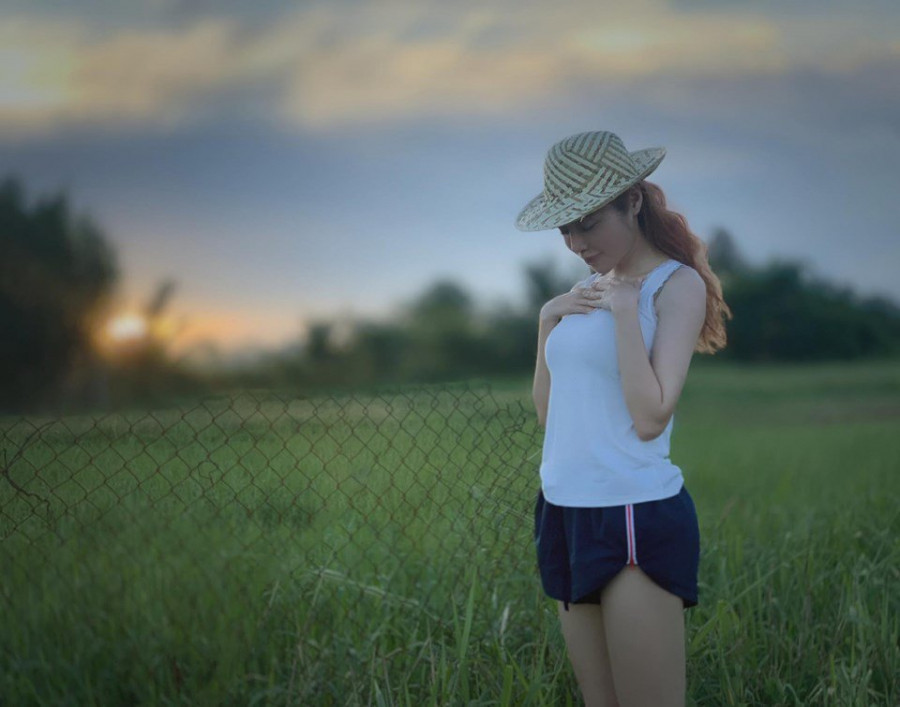 Mặc kín đáo, Elly Trần vẫn đủ quyến rũ, gợi cảm ảnh 7 Empty