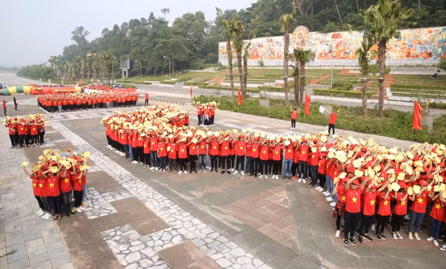 Đại biểu tham gia xếp hình đất nước.