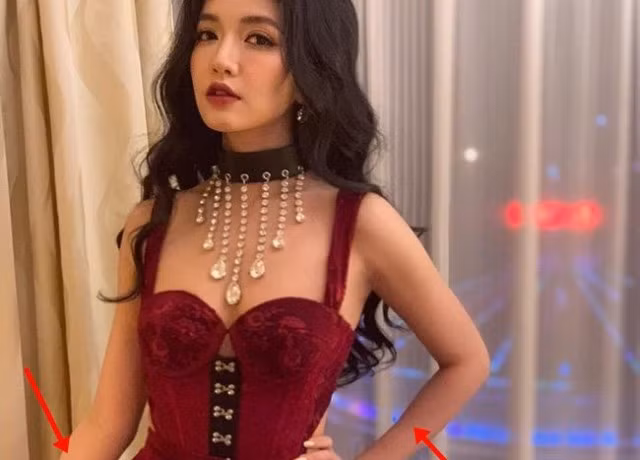 Diên chiếc váy bó sát, cúp ngực gợi cảm tôn 3 vòng, trang điểm sắc sảo cùng mái tóc bồng bềnh, vẻ ngoài của Bích Phương quá hoàn hảo cho đến khi bị phát hiện photoshop quá tay.