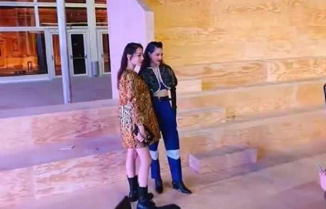 Địch Lệ Nhiệt Ba bị chê giống sản phụ.
