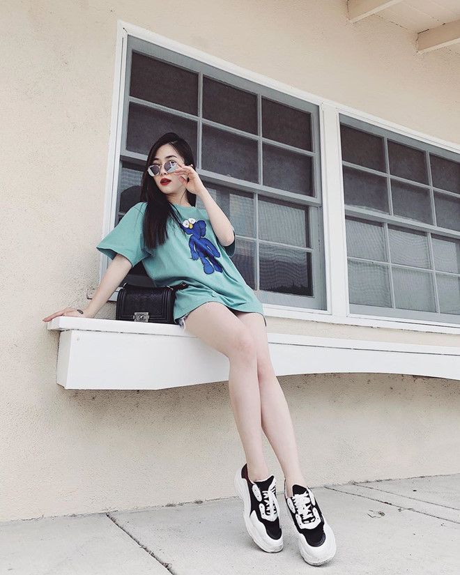 Rũ bỏ phong cách gợi cảm, Hương Tràm chuộng gu thời trang cá tính phóng khoáng ảnh 2 Empty