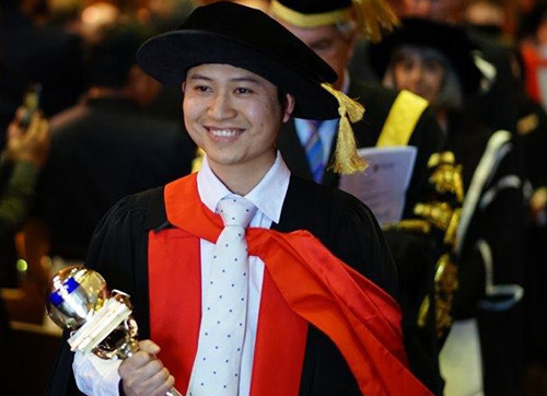Kinh nghiệm giành học bổng tiến sĩ của chàng trai Lâm Đồng ảnh 1 Lê Anh Linhđại diện cầm trượng trong ngày tốt nghiệp bậc tiến sĩ tại Đại học Adelaide. Ảnh: Nhân vật cung cấp