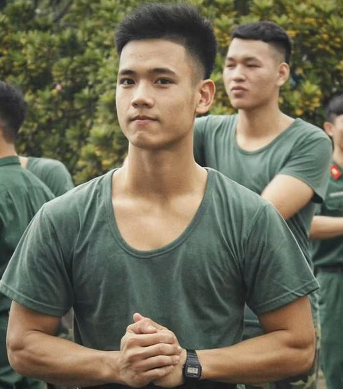 Những nam sinh trường quân đội gây sốt vì quá điển trai ảnh 8