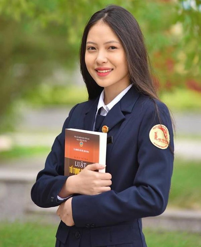 Xiêu lòng nhan sắc của nữ chủ tọa Học viện Tòa án ảnh 4