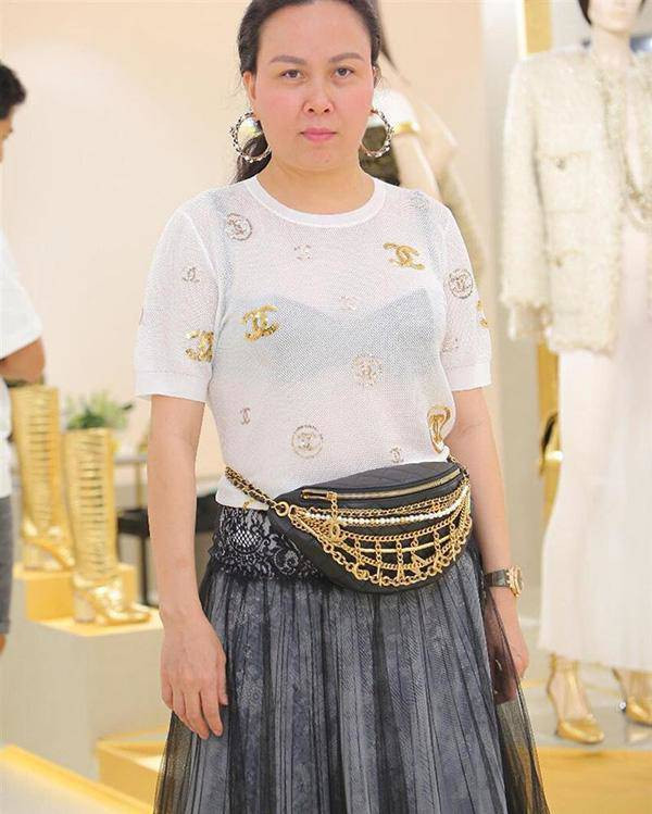 Vung tay mua hàng hiệu không tiếc, gu thời trang của Phượng Chanel vẫn sến súa ảnh 15 Vung tay mua hàng hiệu không tiếc, Phượng Chanel vẫn mặc lại những bộ cánh sến súa-16
