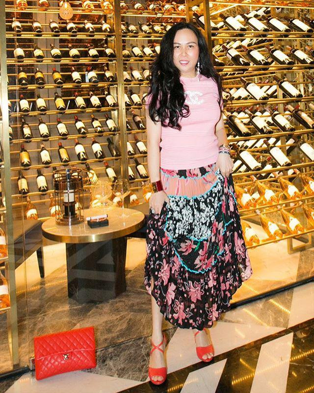 Vung tay mua hàng hiệu không tiếc, gu thời trang của Phượng Chanel vẫn sến súa ảnh 5 Vung tay mua hàng hiệu không tiếc, Phượng Chanel vẫn mặc lại những bộ cánh sến súa-6