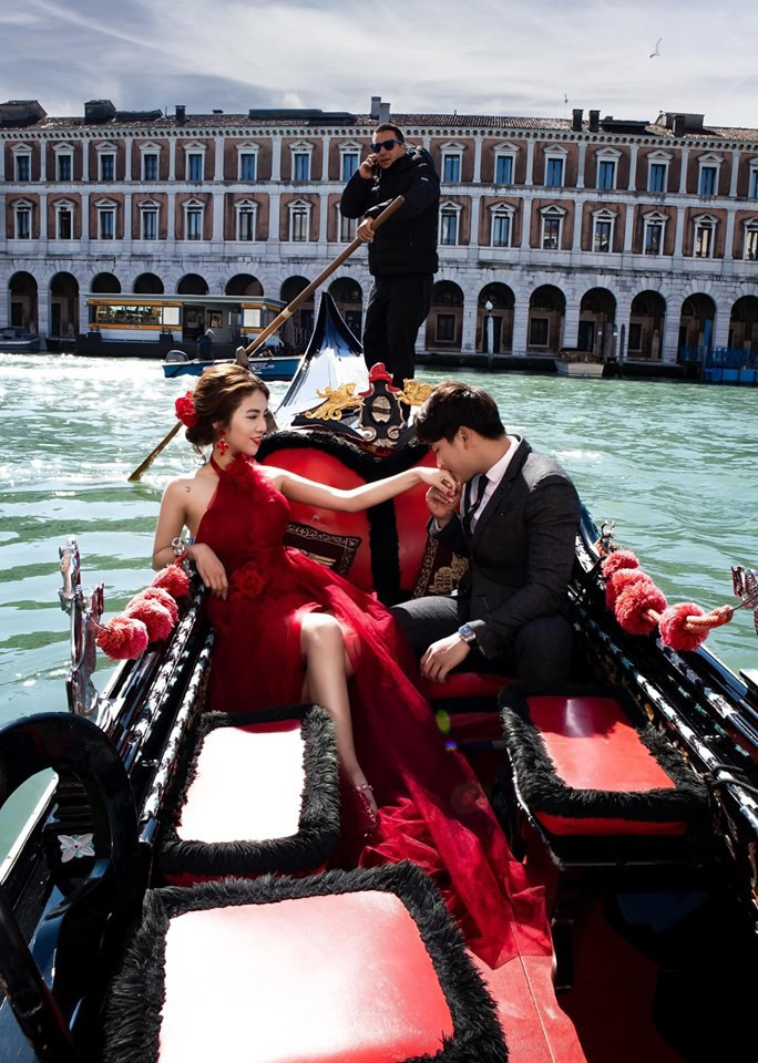 Lễ ăn hỏi Rich kid Hà Thành: Cô dâu vàng đeo không đếm xuể ảnh 11 Lễ ăn hỏi Rich kid Hà Thành: Cô dâu vàng đeo không đếm xuể ảnh 11