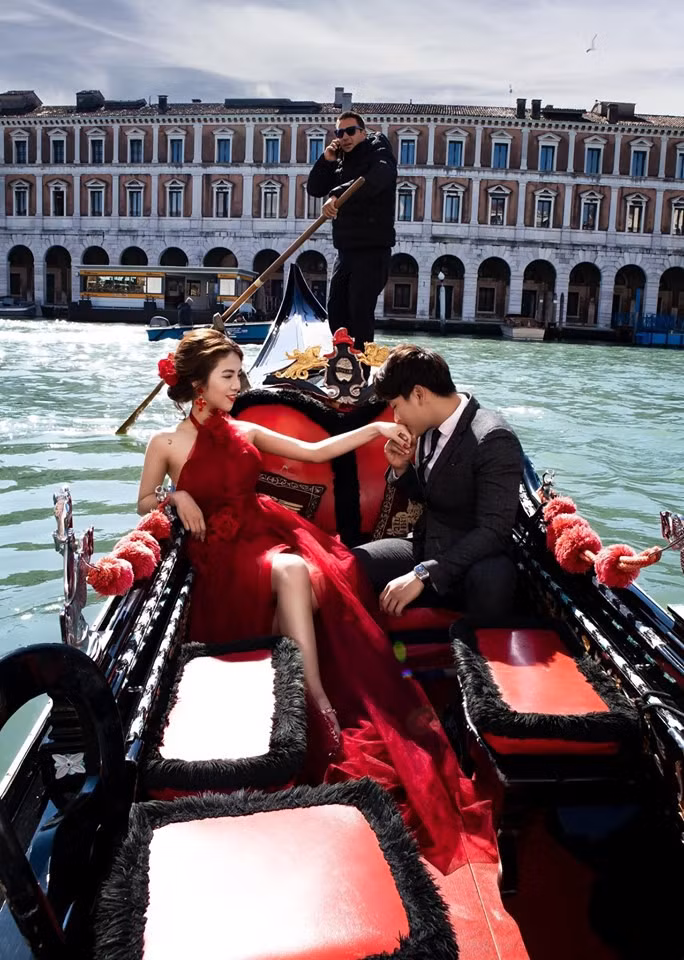 Lễ ăn hỏi Rich kid Hà Thành: Cô dâu vàng đeo không đếm xuể ảnh 11