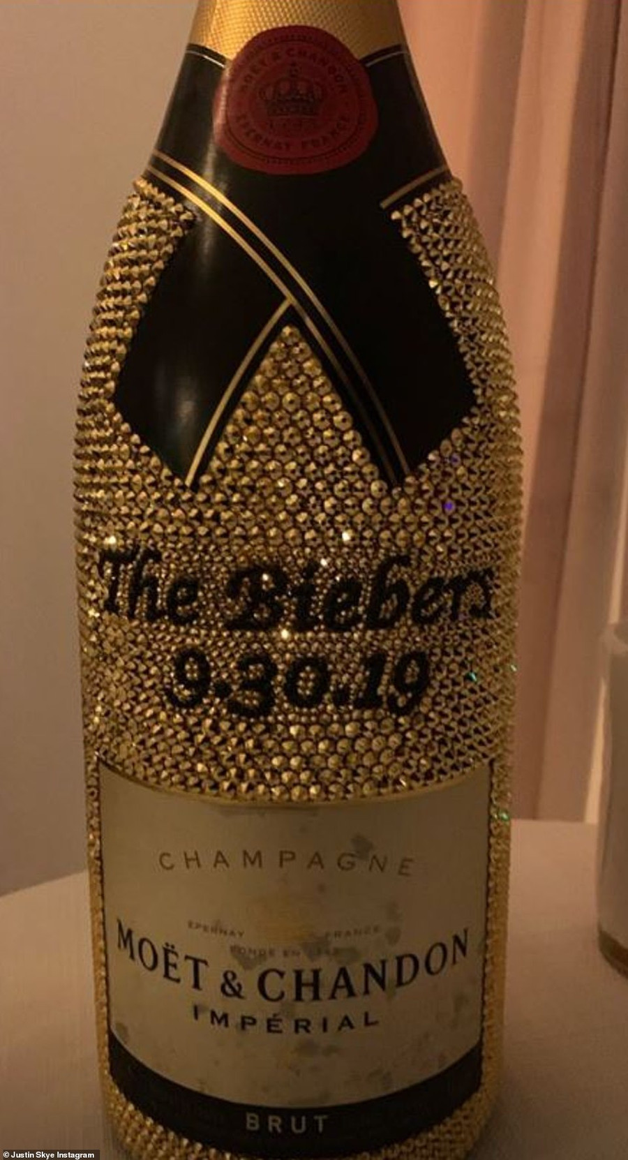 Đám cưới của Justin Bieber được đánh giá là một trong những bữa tiệc xa hoa bậc nhất. Hình ảnh chai rượu sâm panh nạm đầy kim cương trong buổi lễ cũng gây sự chú ý. Loạt ảnh hiếm hoi trong lễ cưới xa hoa của Justin Bieber