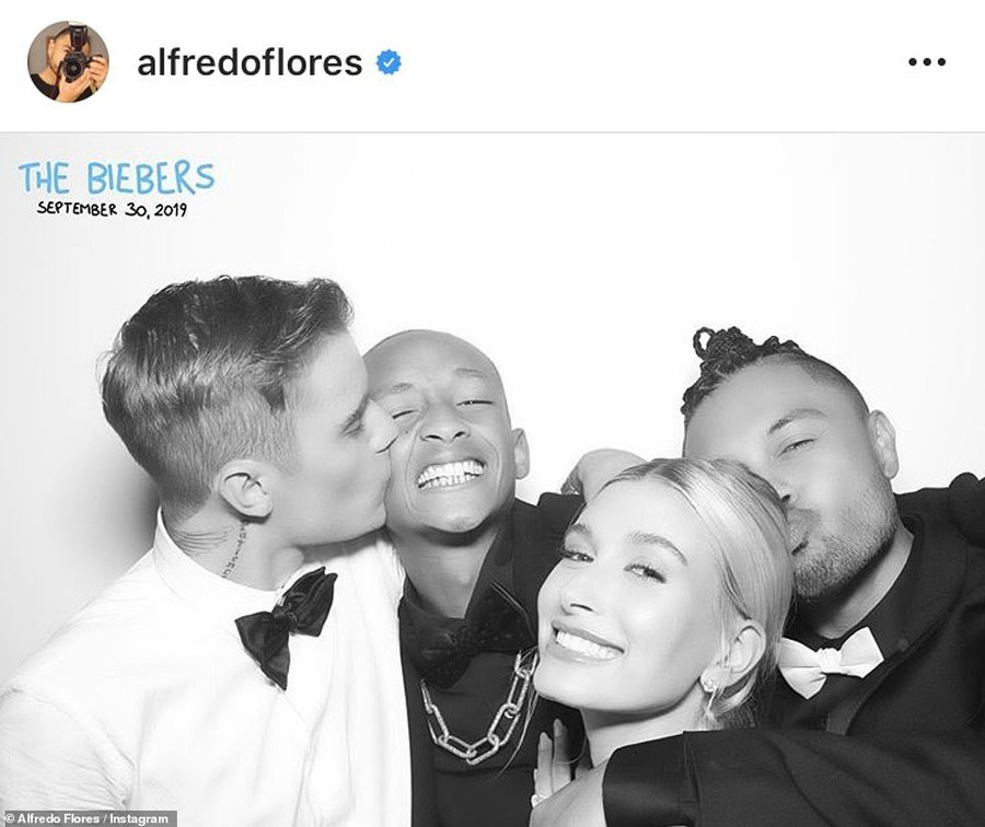 Nhà sản xuất âm nhạc Alfredo Flores cũng đã khoe ảnh chụp rõ mặt với vợ chồng Justin Bieber trên Instagram. Trong ảnh, Justin Bieber trao nụ hôn nồng thắm cho Jaden Smith. Justin Bieber đã thuê trọn bể bơi, nhà hàng và spa trong khu resort để đón tiếp khách mời cũng như phục vụ cho đám cưới kín đáo của mình. Loạt ảnh hiếm hoi trong lễ cưới xa hoa của Justin Bieber