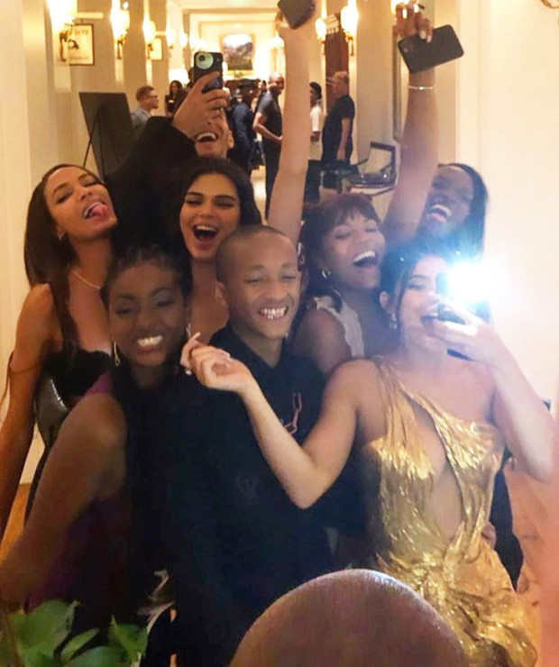 Theo truyền thông quốc tế, cặp sao trẻ đã trao nhau lời thề ước trong nhà nguyện giữa những tràng vỗ tay, lời chúc phúc của khách mời. Sau đó, họ đã di chuyển tới buổi tiệc chiêu đãi để cùng nhau ăn uống, khiêu vũ và ghi lại những khoảnh khắc làm kỷ niệm. Dàn khách mời toàn ngôi sao nhưKylie Jenner, Kendall, Camila Morrone và Jaden Smith trong cùng một bức ảnh khiến người hâm mộ thích thú. Loạt ảnh hiếm hoi trong lễ cưới xa hoa của Justin Bieber