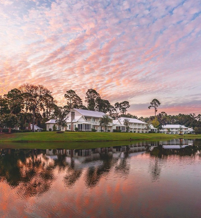 Nơi tổ chức đám cưới của cặp đôi tại khách sạn Montage Palmetto Bluff. Đây là một trong những khách sạn xa xỉ bậc nhất nam Carolina với diện tích lên đến 100.000 m2, cùng những tiện nghi 5 sao. Ngay sau khi lễ cưới kết thúc, cả hai sẽ lên phi cơ riêng và hưởng tuần trăng mật. Loạt ảnh hiếm hoi trong lễ cưới xa hoa của Justin Bieber