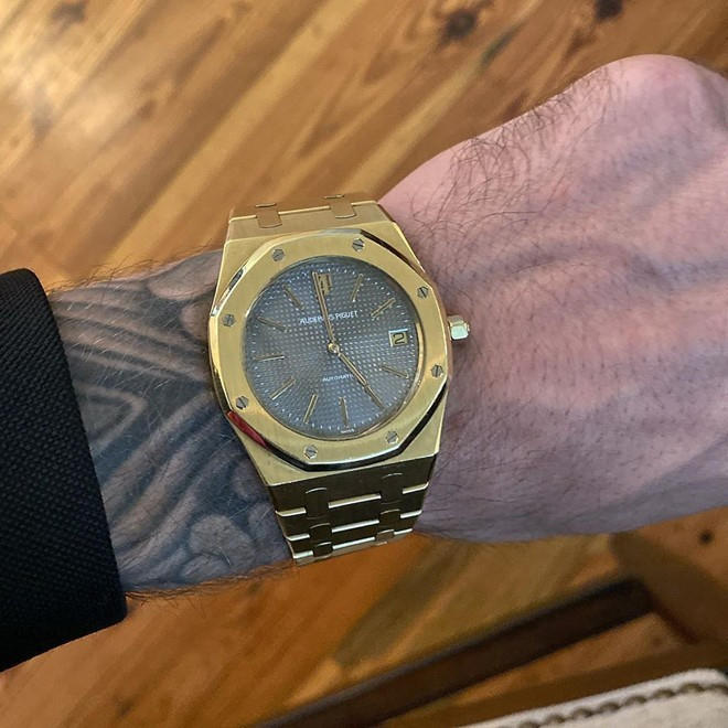 Chỉ 1 giờ trước lễ cưới, Justin cũng đã khoe món quà cưới mà anh tự thưởng cho bản thân trên Instagram. Đó là một chiếc đồng hồ hàng hiệu đắt giá thuộc dòng Royal Oak Silver Dial Automatic 18 Carat Yellow Gold. Chiếc đồng hồ này thuộc hãng Audemars Piguet và có giá trị khoảng khoảng 800 triệu đồng. Loạt ảnh hiếm hoi trong lễ cưới xa hoa của Justin Bieber