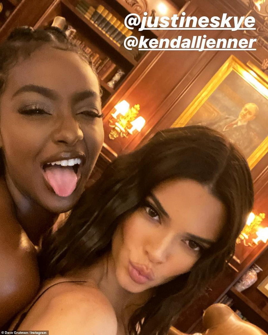 Người mẫu Kendall Jenner khoe loạt ảnh lộng lẫy trong buổi lễ cùng cô bạn Justin Skye. Trên Instagram, cô cũng khéo léo khoe đường cong quyến rũ bằng bức ảnh chụp cảnh cô mặc một chiếc đầm nhung bó sát màu xanh khi tham dự đám cưới người bạn thân. Loạt ảnh hiếm hoi trong lễ cưới xa hoa của Justin Bieber