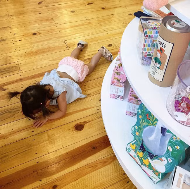 Cười ngất với 20 câu chuyện "kể xấu" con giãy nảy lên ăn vạ của các ông bố bà mẹ - Ảnh 2.