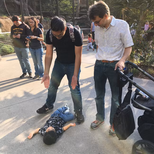 Cười ngất với 20 câu chuyện "kể xấu" con của các ông bố bà mẹ bởi 1001 lý do khóc "siêu vớ vẩn" của trẻ - Ảnh 3.