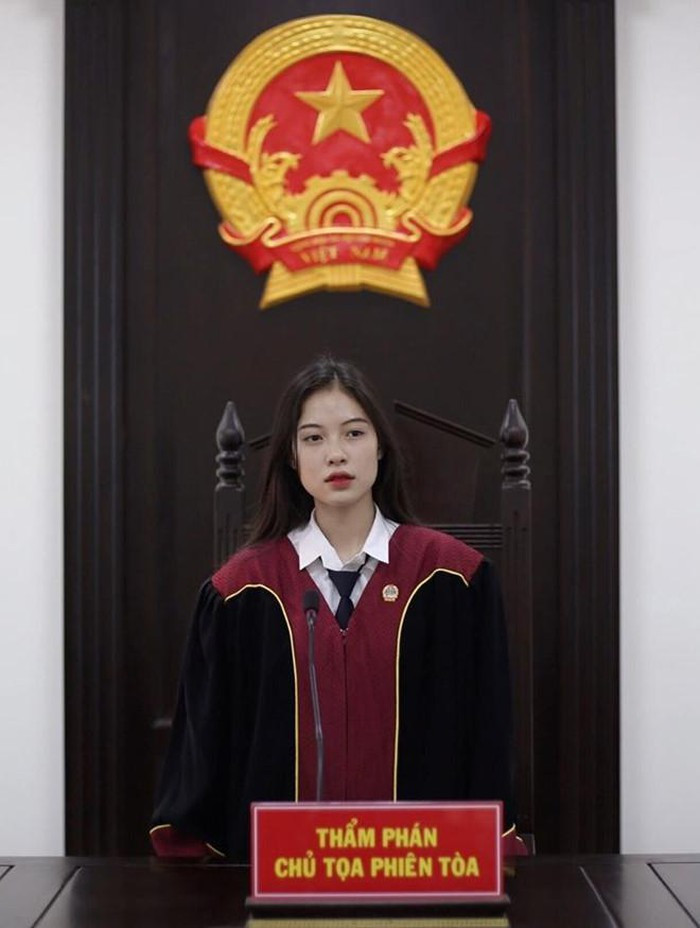 Xiêu lòng nhan sắc của nữ chủ tọa Học viện Tòa án ảnh 1