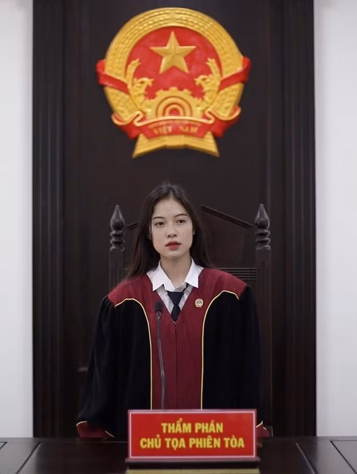 Xiêu lòng nhan sắc của nữ chủ tọa Học viện Tòa án ảnh 1