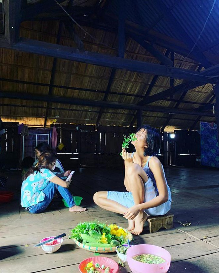 Hoa hậu H"Hen Niê tạm rời xa showbiz, về quê nhặt rau, gặt lúa ảnh 2 Hoa hậu H"Hen Niê tạm rời xa showbiz, về quê nhặt rau, gặt lúa ảnh 2